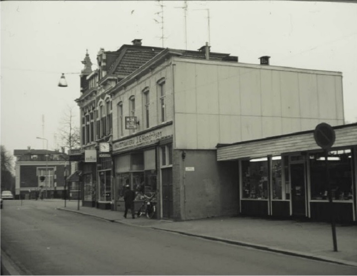 Oldenzaalsestraat 92-100 Winkels in noordelijke richting, o.a. bakkerij Hendriksen. 10-3-1972.jpg