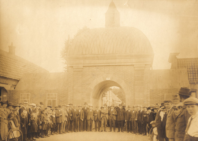 Langestraat met nagebouwde stadspoort ivm 600-jaar stadsrechten Enschede. (1925).jpeg