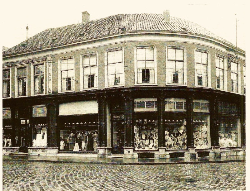 Markt 6-7 Fa. Maseland kledingzaak met aparte Damen en Heeren ingang.jpg