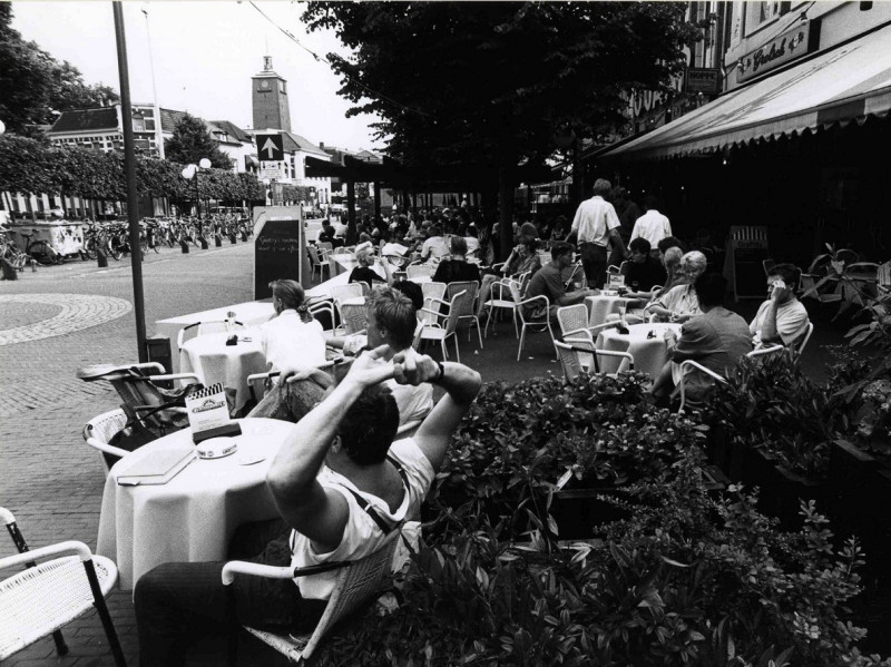 Oude Markt 5-6 Vanaf café Graffity en café De Kater richting Langestraat 1990.jpg