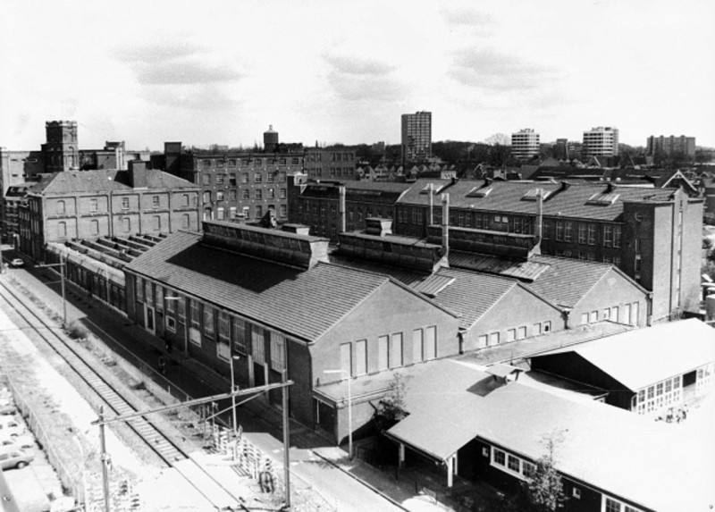 Parallelweg 15 Uitzicht vanaf gebouw Dienst Openbare Werken op de fabriek Van Heek & Co. aan de Noorderhagen Op de voorgrond schoolplein van Ariënscollege eerder St. Jacobus Jongensschool Kloosterstraat 4.jpeg