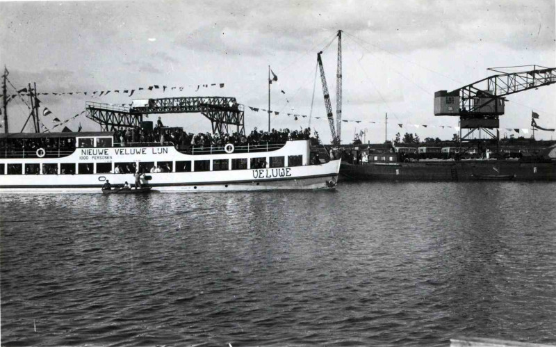 Handelskade haven Opening haven, passagiersschip Nieuwe Veluwe Lijn 1936.jpg