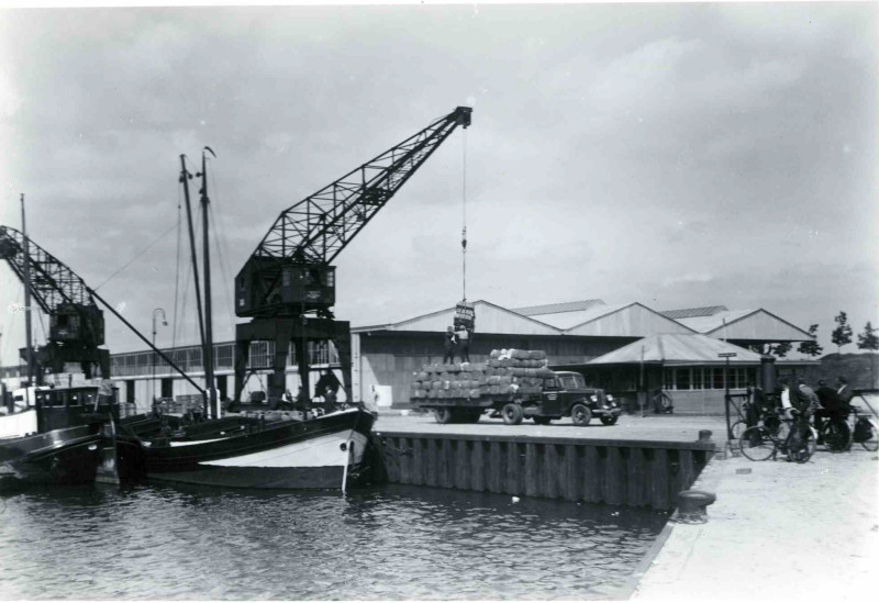 Haven Opening haven, het laden en of lossen van vrachtschip 1936.jpg