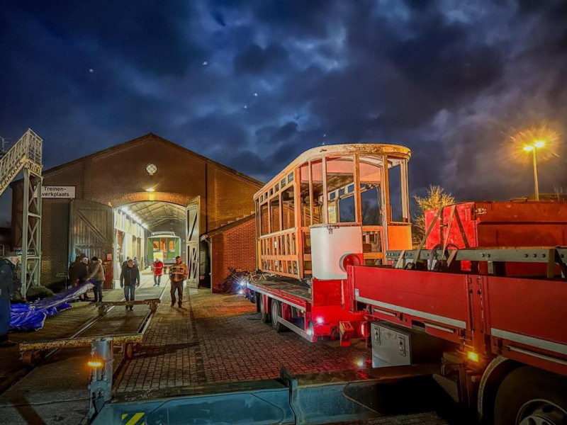 Maandagavond de tram die ooit in Enschede reed is vanuit Overloon gearriveerd in Haaksbergen. © Rob Vreeken.jpg