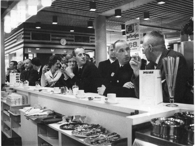 Van Loenshof 15 interieur van AC restaurant met daarop de genodigden aanwezig i.v.m. de opening met een hapje en een drankje. 11-5-1966.jpg