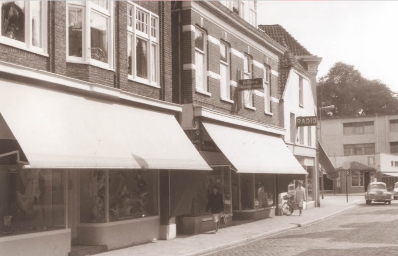 Haaksbergerstraat 19-23 Winkels met o.a. kledingwinkel De Modehoek en radiospeciaalzaak 1967.jpg