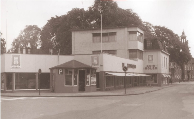 Haaksbergerstraat 29-31 Meubelwinkel Europameubel in pand De Zuidmolen. Rechts is nog het politiebureau zichtbaar. 1967.jpg
