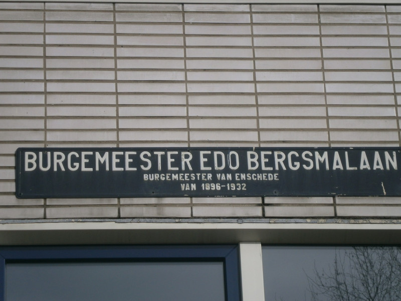 Burgemeester Edo Bergsmalaan straatnaambord.JPG