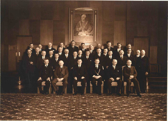 Langestraat 24 Afscheid gemeente-secretaris C.F. Klaar van 1900 tot 1936 in de raadszaal van het stadhuis 1936.jpeg