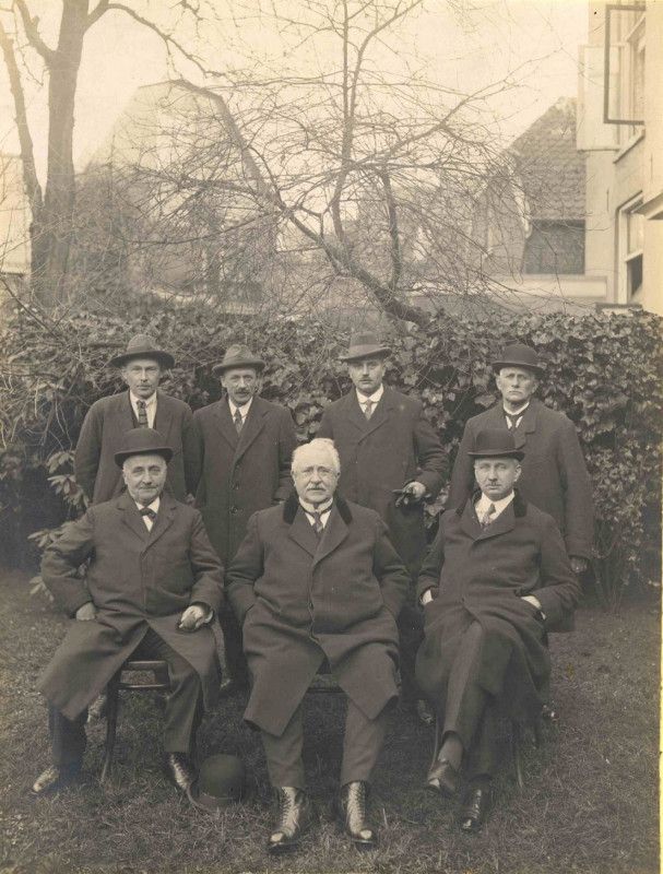 Langestraat 38 Afscheid gemeenteontvanger Dalenoord in tuin achter stadhuis, met burgemeester Edo Bergsma 31-12-1924.jpg