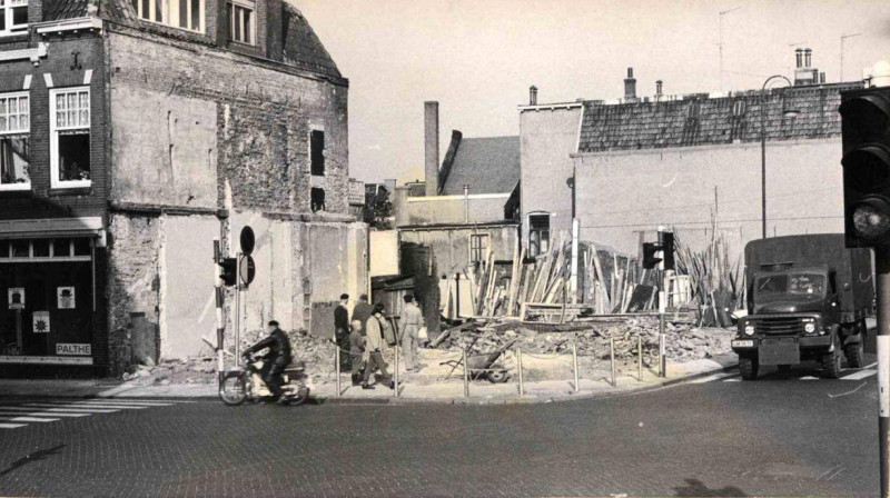 Oldenzaalsestraat 1 hoek Langestraat kruispunt De Klomp afbraak pand Hansen Zelten voor nieuwbouw winkel van Haren 1964.jpg