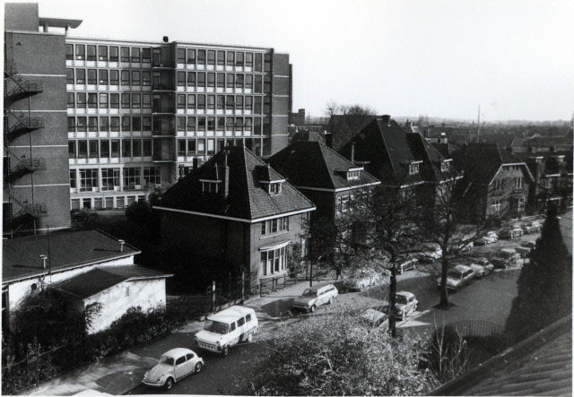 Prinsestraat Gezien vanaf de synagoge met links deel ziekenhuis de Stadsmaten sept. 1975.jpeg