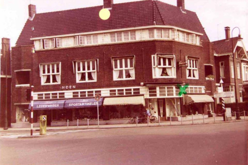 Haaksbergerstraat 70 hoek Ripperdastraat wolhuis Jager daarnaast sportzaak 't Hoen..jpg
