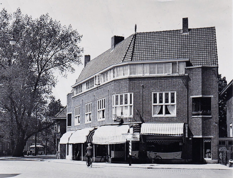 Haaksbergerstraat 70 hoek Ripperdastraat wolhuis Jager daarnaast sportzaak 't Hoen.jpg
