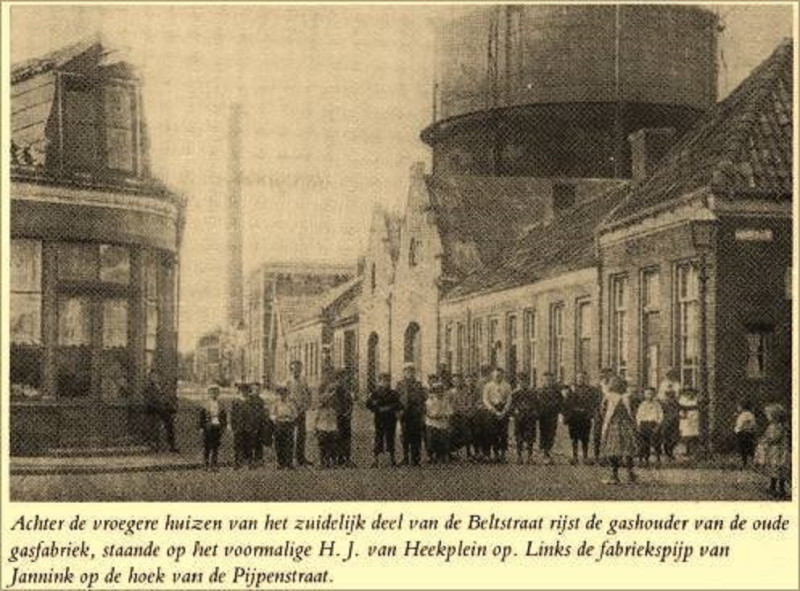 Beltstraat 23-31 rechts en 30 links hoek Koningstraat. rechts gasfabriek gashouder van Heekplein.jpg