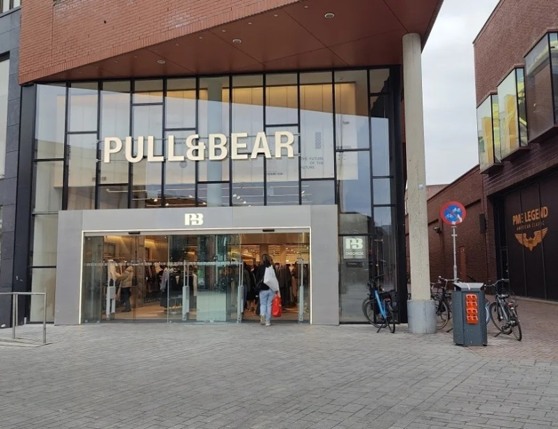 H.J. van Heekplein 67 modezaak Pull en Bear 2024.jpg