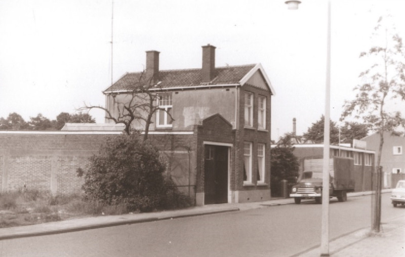 Tweede Emmastraat 4-6-8-10 Voorzijde woningen en bedrijfspand van Houtbouw- en Aannemersbedrijf Olink 1967.jpg