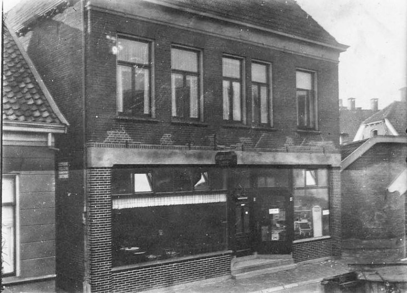 C.F. Klaarstraat 8 vroeger Getfertstraat 2 Meubelhuis Emma De Beer  Links electrische wasch- en glans inrichting Buitenbos.jpg