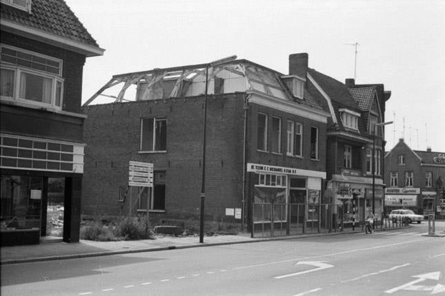 C.F. Klaarstraat 8 Boekhandel Stam en 10 Buitenbos gesloopt eind jaren 60.jpg