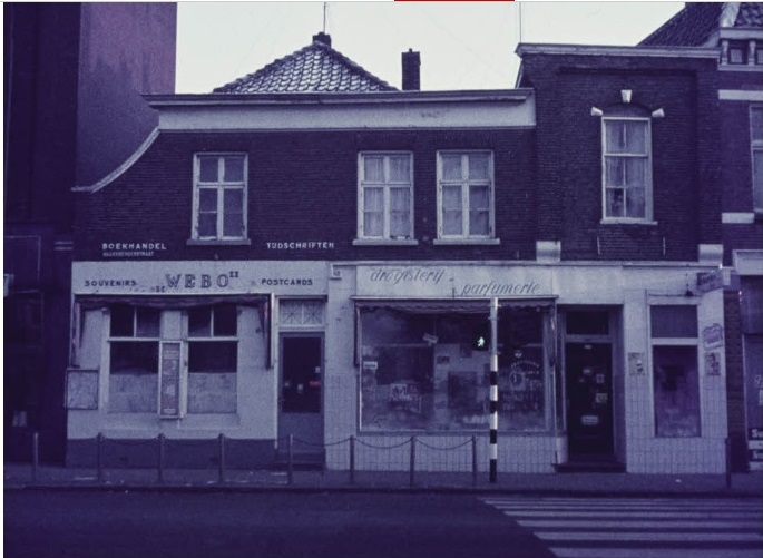 Haaksbergerstraat 45-47 Boekhandel WeBo en Drogisterij De Papaver Voogd. 17-12-1969.jpg