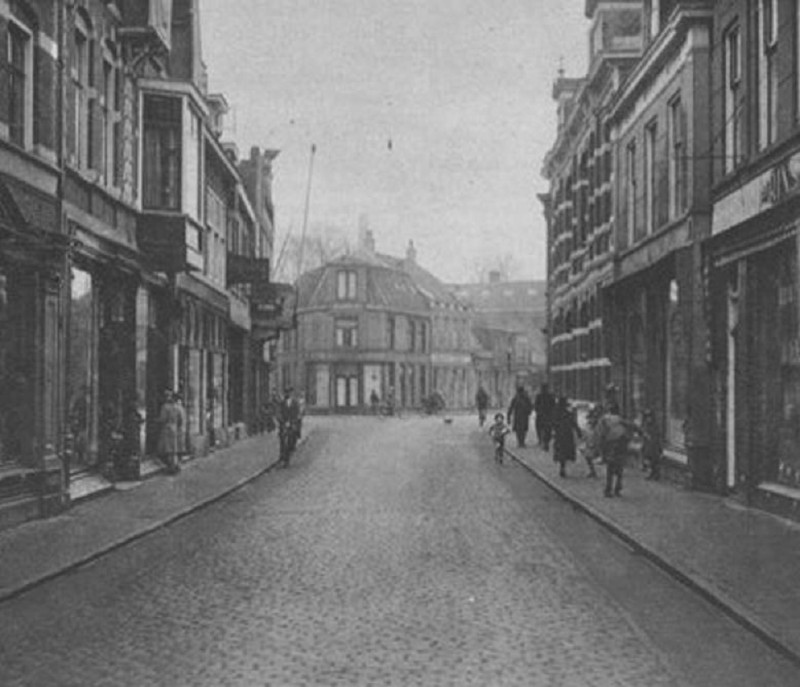 Oldenzaalsestraat 8-10 rechts huizen Menko 1931.jpg