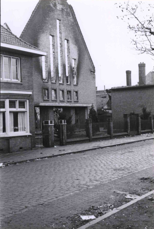 Borneostraat 14 Christelijk gereformeerde kerk, na bombardement van 22.2.1944.jpg