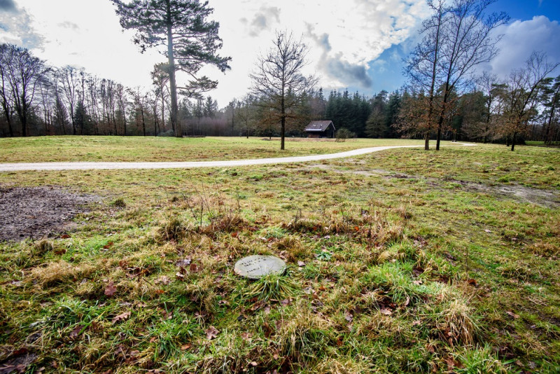 Windmolenweg 401 Een van de graven op de Natuurbegraafplaats Landgoed Christinalust.jpg