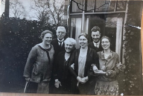 Haakbergerstraat 58 De (huis)artsenfamilie Smits, vermoedelijk gegin jaren twintig van de vorige eeuw. Tweede van links is huisarts A.A. Smits.jpg