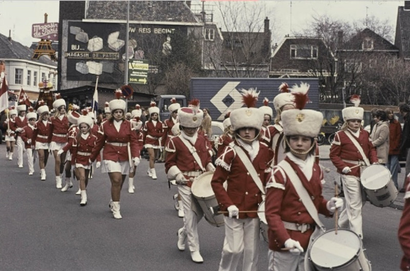 Langestraat 5 Drumband en majorettes tijdens carnavalsoptocht nabij Magasin de Paris 22-2-1974.jpg
