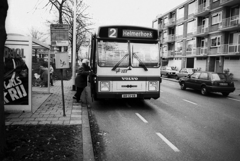 Burgemeester van Veenlaan 323 links Straatbeeld met de bus en de bushalte in de wijk Boswinkel.jpg