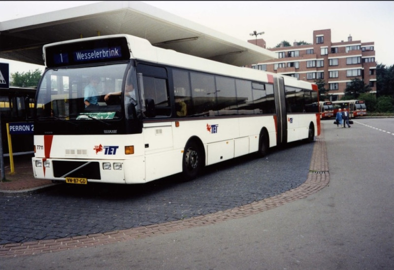 Stationsplein 15 busstation bus naar Wesselerbrink lijn 1.jpg