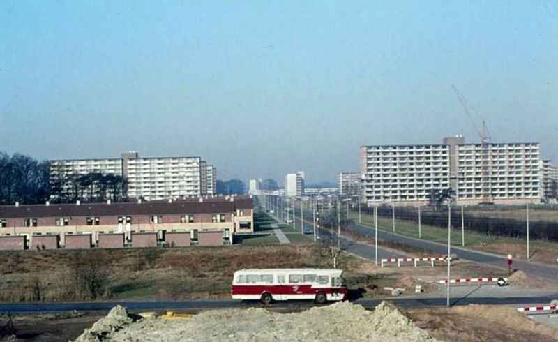 Broekheurnering met TET bus  rechts flat De Kiepe begin jaren 70.jpg
