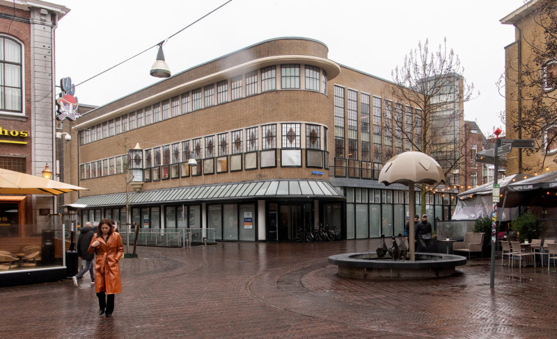 Korte Hengelosestraat 1 hoek Brammelerstraat 2-8 kruispunt De Graaff Het oude monumentale karakteristieke V&D-pand  met de naam Het Warenhuis 2024.jpg