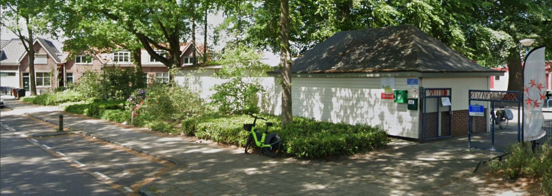 G.J. van Heekstraat 14 hoek Surinamestraat speeltuingebouw Kozakkenpark mei 1922.jpg