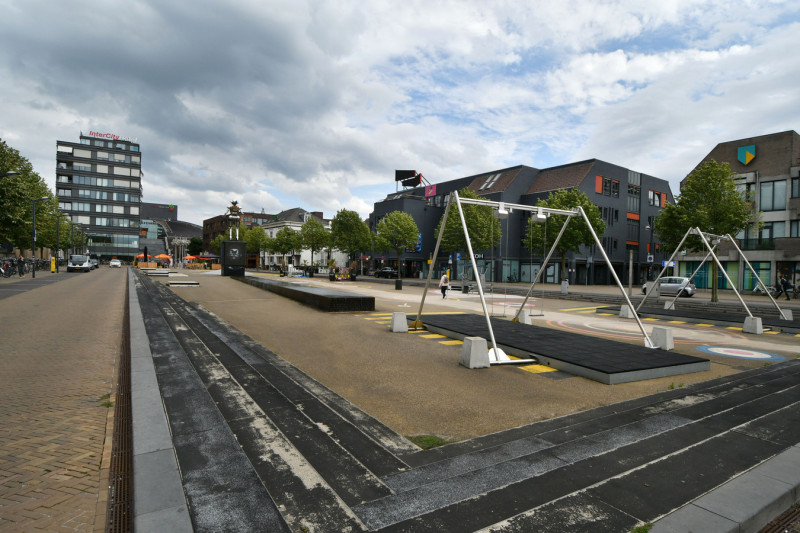 Het Stationsplein gaat dit jaar op de schop. Nu staan daar nog de muziekschommels en draaitafels die 100%Fat bedacht. Waar die blijven, is nog onbekend. © Carlo ter Ellen DPG Media.jpg