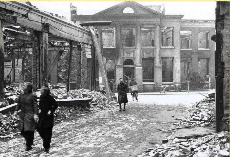 Haverstraat 2 Richting Langestraat met Blijdensteinhuis, na bombardement 22.2.1944.jpg
