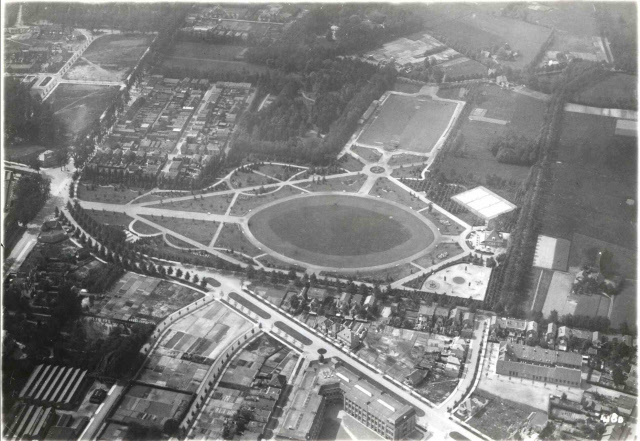 G.J. van Heekpark met voetbalveld en tennisbaan. Vooraan midden De Ambachtschool 1935.jpeg