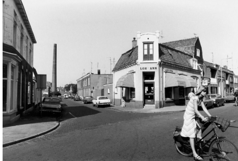 Lipperkerkstraat 117-119-121 hoek met de Tweede Bothofdwarsstraat. O.a. Cafetaria Hoky Poky en dierensport hengelsport Lohmann.jpg