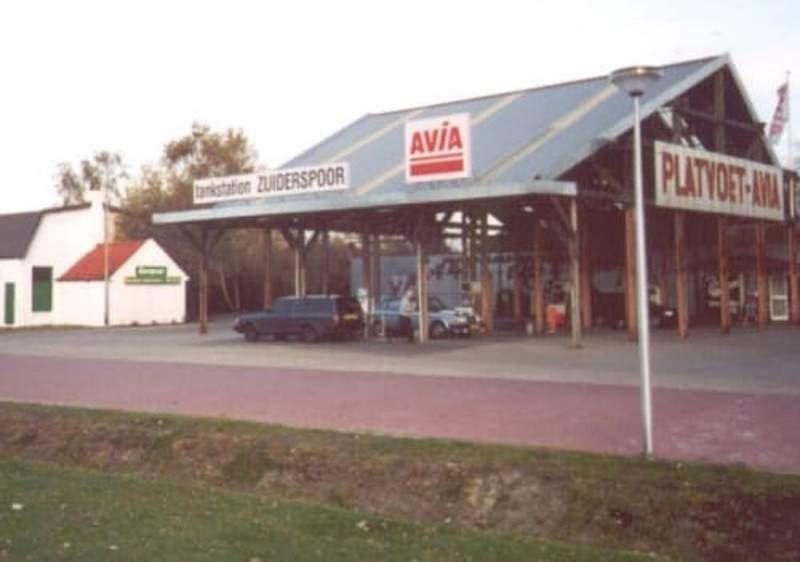 Zuiderspoorstraat 19 tankstation Platvoet Avia.jpg