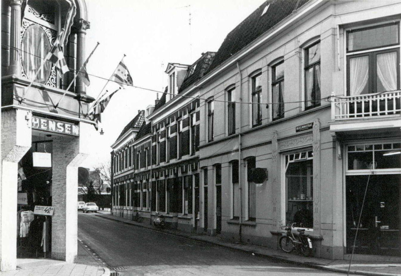 Wilhelminastraat 2-12 hoek Oldenzaalsestraat 18 links Hensen.jpg