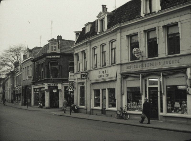Oldenzaalsestraat 12a-26 Woningen en winkels in noordelijke richting. Met Reform- en Dieethuis Twente, Sipkes Uuurwerken en Hensen mannenmode. 20-2-1972.jpeg