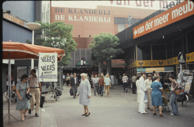 Klanderij 146 Hoofdingang winkelcentrum De Klanderij met Janssen mode, Van der Meer meubelen. Sims, Nachtegaal. jaren 70.jpeg