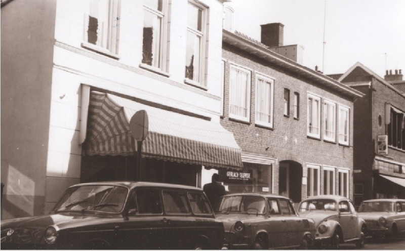 Oldenzaalsestraat 40-42 Voorzijde winkels en woningen, met o.a. Gerlach Televisie 1967.jpg