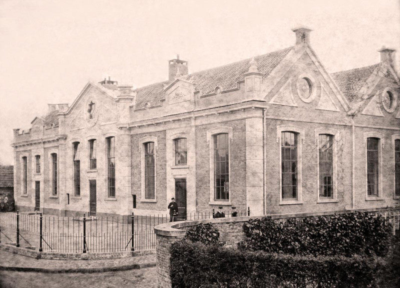Zuiderhagen 61  Bloemendaalschool, gebouwd in 1872 onder leiding van de gemeentearchitect G.D. Niermans.jpg