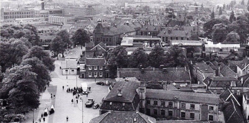 Windbrugplein 1 nu van Loenshof hoek Zuiderhagen 61 rechts Bloemendaalschool 1950.jpg