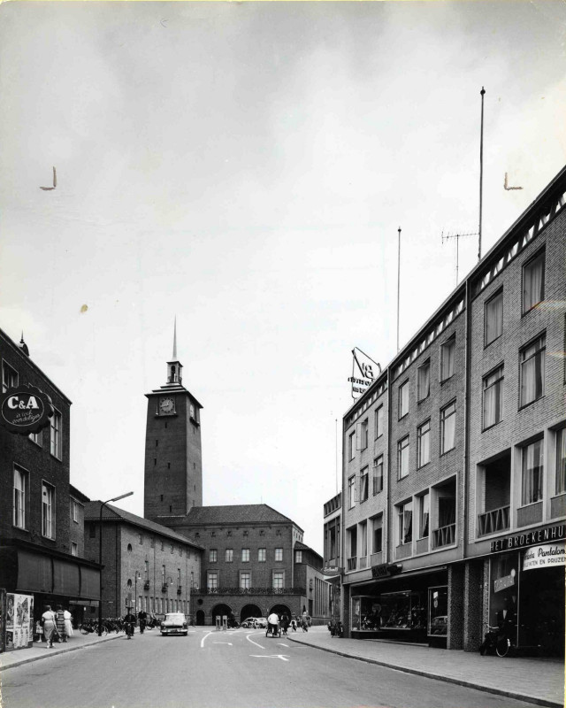 van Loenshof 11 richting Langestraat met zicht op stadhuis. Rechts Het Broekenhuis 1960.jpg