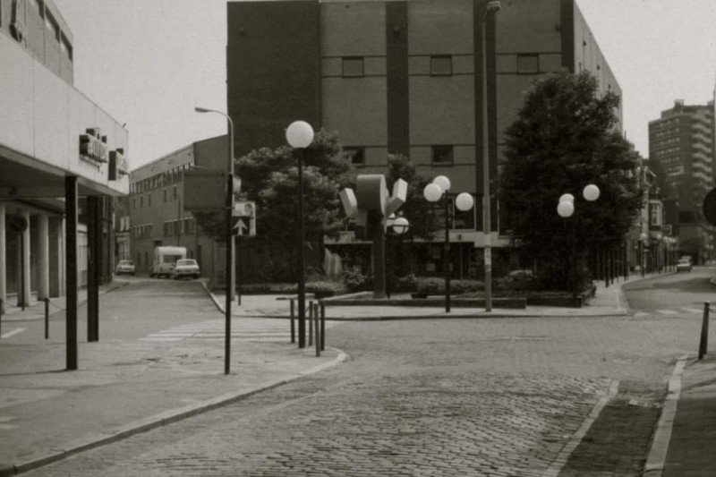 Korte Haaksbergerstraat 1 hoek Marktstraat links Zuiderhagen kunstwerk Trommelslager op vroeger locatie Hotel De Graaff.jpg