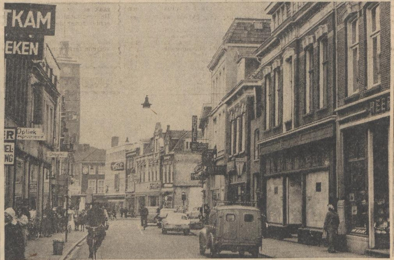 Gronausestraat 9 rechts vroeger verfwinkel G,B, Holst krantenfoto Tubantia 8-4-1965.jpg