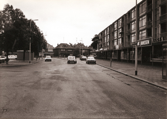 Thomas de Keyserstraat 63 richting Wethouder Nijhuisstraat, rechts suoermarkt Henk Janssen 1986.jpeg
