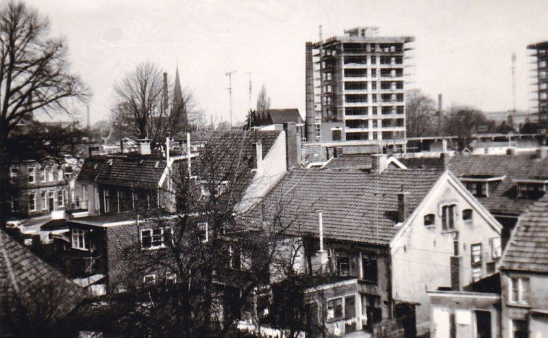 De Klomp 58-214 eerder Gronausestr 58  Espoortflat in aanbouw gezien vanaf Veenstraat en gezien vanaf de Kortelandstraat in 1965.jpg